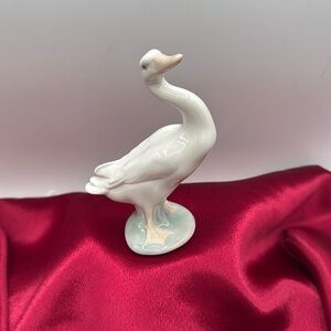LLADRO SINGLE GOOSE; LLADRO MARK ON BOTTOM 4 3/4” TALL; excellent condition
